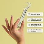 Sachet de bain de bouche citron 12 ml tenu à la main, format nomade sans alcool ni sucre.